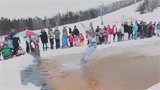 牛人挑战滑雪滑水接力