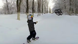 男童手拉无人机滑雪