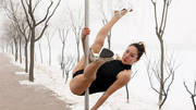 国家队运动员雪中秀性感钢管舞 舞女身材一流