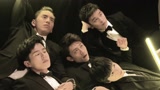 《高能少年团》海报拍摄花絮：五人西服躺拍