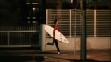 男子抱着冲浪板一路跑回家    他抱着的不是冲浪板而是自己的梦想