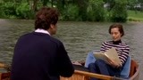 情侣在湖面上划船没想到男子居然掉水里了  想脚踏两条船悲剧了吧