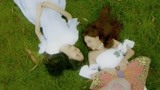 两个女孩躺在草地上谈论梦想  没有梦想的人和无忧无虑有什么区别
