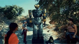 山寨版《大黄蜂》，机器人凭一己之力大战丧尸，打飞外星飞船