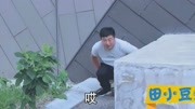 搞笑:胖子想随地大便,结果被男子吓得立刻提上了裤子