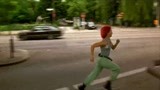 罗拉快跑：红发女挂完电话，就飞速跑向屋外，在路上都不看着点车