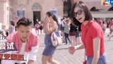 谢霆锋和宋茜在广场玩泡泡，被外国人误会，以为两人是情侣！