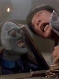 僵尸王遁地偷袭小道士,无奈麦芽糖沾得太紧,僵尸也只能干看着!