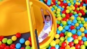 越看越好玩！小萝莉儿童乐园一日游！在超大海洋球里滑滑梯！