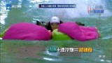 来吧冠军：孙杨穿军大衣抱棉被游泳，依然游得飞快，就像小马达