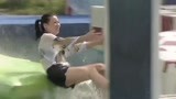 女生出脚太慢导致落水 找准时机很重要