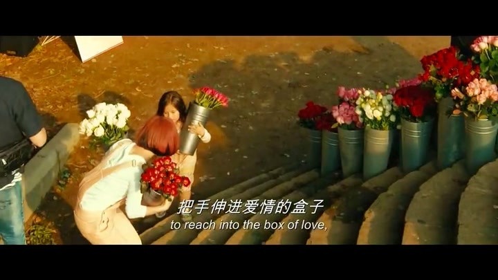 庄鹃瑛边唱歌边卖花，在线表演“酸“”甜“苦”辣“！