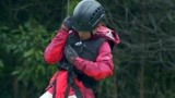 跟着贝尔去冒险：白敬亭率先尝试，勇敢跳下河流，真是太酷了！