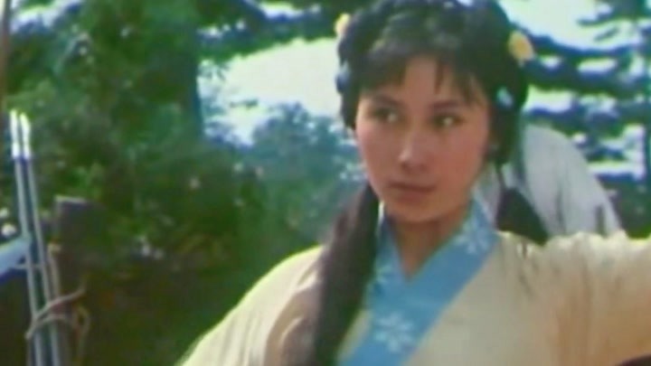 侠女十三妹:玉岚和师兄比武,武功练的不错,把师兄打的落花流水