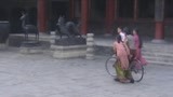 《末代皇妃》正在学骑自行车的淑妃 大家都在等你呢