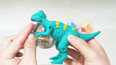 恐龙王国变形蛋玩具 肿头龙撞头大对决