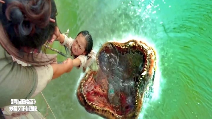 西游降魔篇:鱼怪一口叼走小女孩,母亲直接拿刀跳下去!