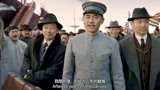 辛亥革命：男子面对众多的记者回答着问题，不料有人正做这事！