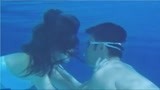 温柔的背后：老婆孩子在岸上，男子和前女友在水下接吻！
