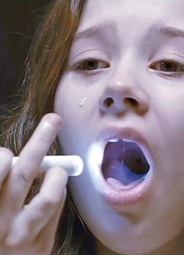 恐怖片:女孩怎麼吃也吃不饱,拿手电筒去照喉咙,竟然钻