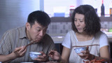 妯娌的三国时代：朱晓自己忙活一桌子饭，冷嘲热讽说没人干活