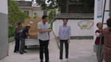 《石头开花》吴琼给王黎明介绍村里的新学校 这是广晨村唯一覆盖全年级的小学