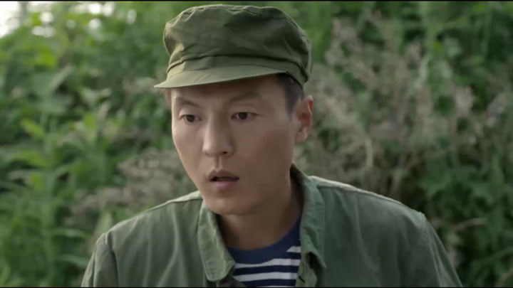 小芳蹲在河边洗衣服,知青一低头,立马看得眼睛都直了!