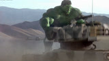 绿巨人浩克：绿巨人砸飞机，掀起坦克，这力量太强了