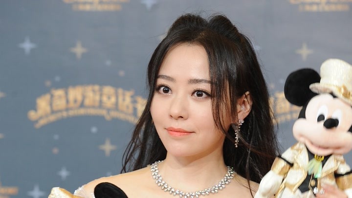 张靓颖公主造型亮相大呼圆梦 刘宇宁唱跳欢庆上海迪士尼五周年