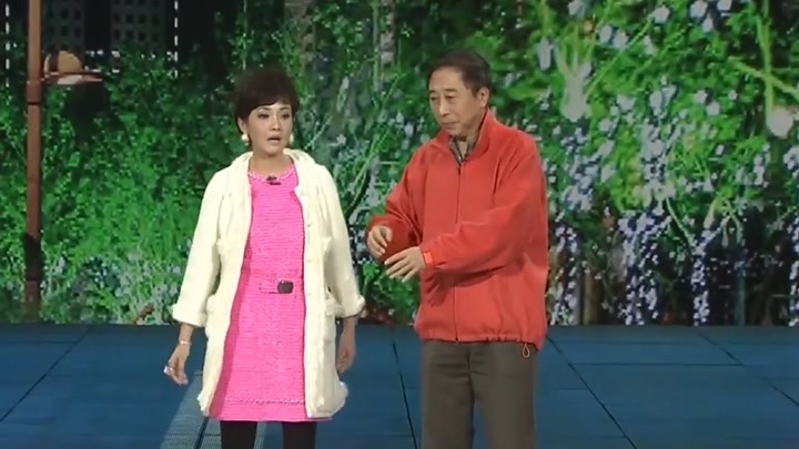 经典小品《爱的代驾》片段,冯巩背着老婆干代驾,牛莉爆笑喊老公