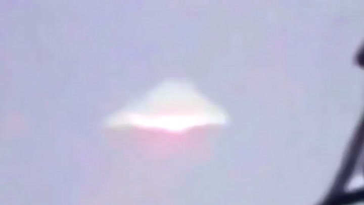 多地上空出现金字塔UFO