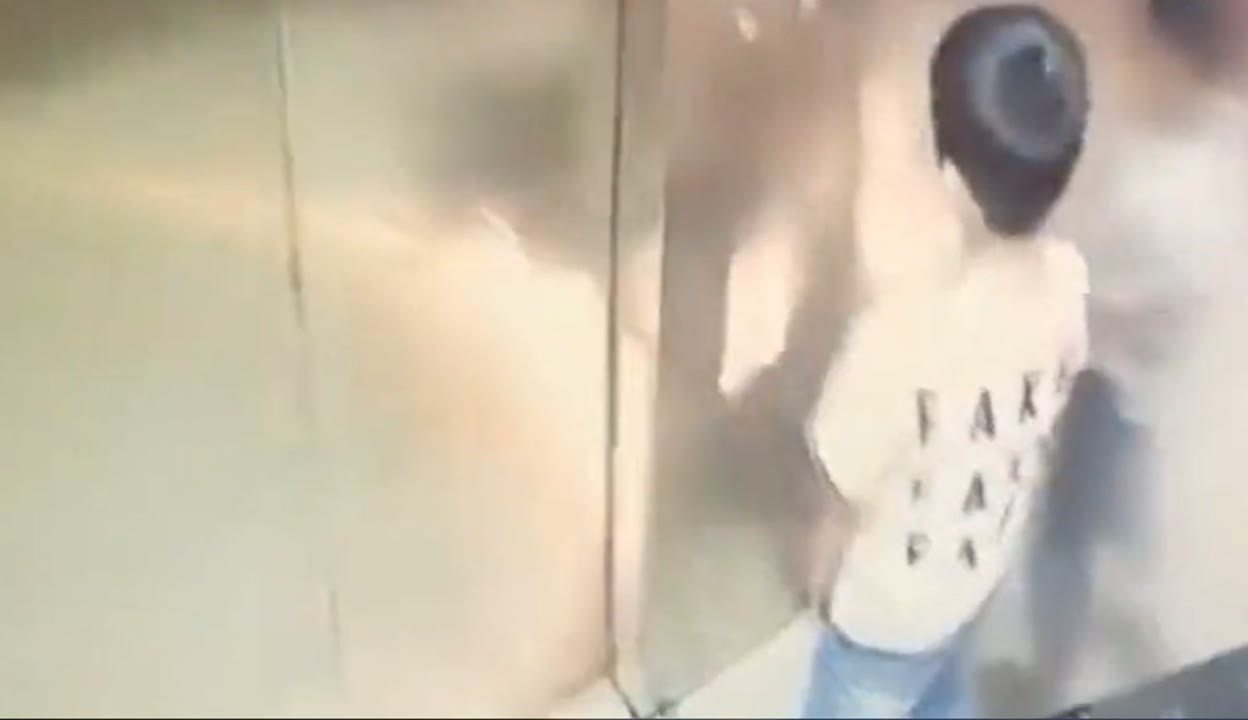 撒尿 凌晨V视频】熊孩子！小男孩电梯扒门、撒尿造成短路，火光四溅被吓傻_粉丝数83996_作品数14999-资讯视频-免费在线观看-爱奇艺