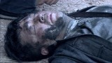 苍狼：伪军队长抹灰装死，结果被打扫战场的发现，精彩了！
