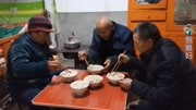 婆婆县城看孩子，奶奶在家改善伙食包饺子，馋的公爹要吃两大碗