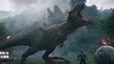 侏罗纪世界2：牛龙不知死活，竟敢动霸王龙的朋友，当场一口咬死