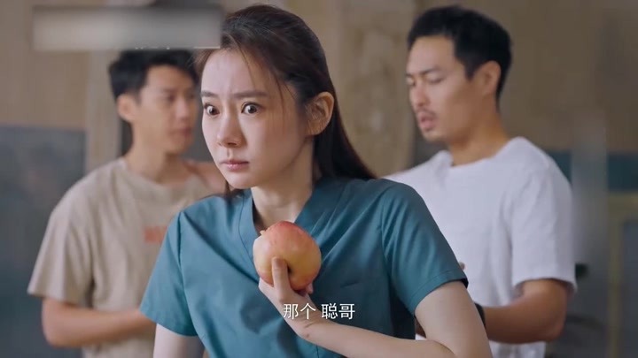 一起深呼吸：杨祐宁壁咚撩妹，与美女医生同吃一个苹果