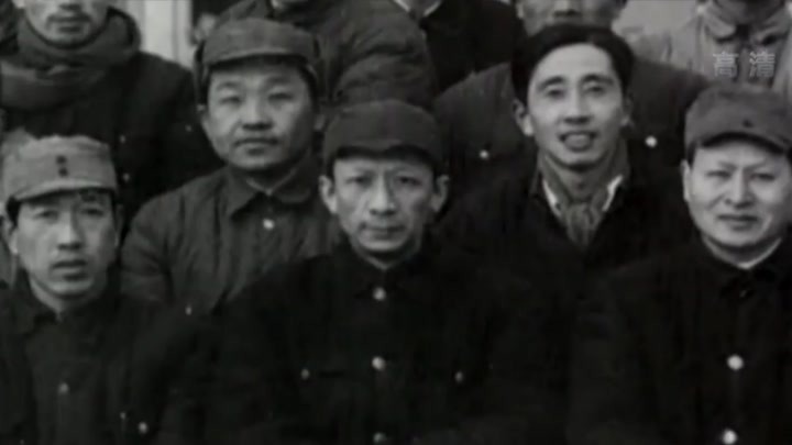 《民主东北》，记录前线战斗后方生活，是工农兵电影的奠基礼