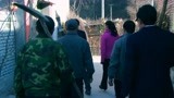 喜临门：不孝儿女不养老人，村干部想个招，带人进院就是一顿深挖