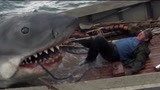 大白鲨：大鲨鱼一跃而起，活吞胡子船长，深喉不见底