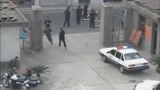 天不藏奸：杀人犯躲进旧校区，下秒低头一看，已经被警察包围