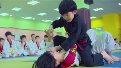 龙拳小子:校霸挑衅林秋楠,跆拳道黑带你也敢惹?看打