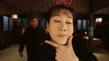 边陲迷雾：红英和德柱去后山，两人换上夜行衣，红英还在摆pose！