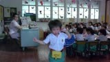 《全家福》：熊孩子提起书包冲出教室，被老师抓到，惨了吧