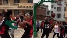自信放光芒！63岁奶奶披挂上阵篮球赛走位灵活毫不示弱