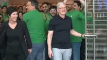 苹果公司在印度开设首家零售店 CEO库克在欢呼声中开门迎客