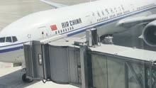 首架接返343名从苏丹撤离的中国公民临时航班抵达首都国际机场