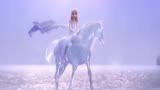 冰雪奇缘2：艾莎霸气驯服冰晶马，再见安娜这一幕，被她惊艳到了