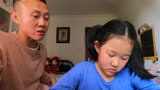 父女二人幽默互动 妹妹吐槽爸爸布置作业多 