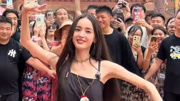 网友在西双版纳遇古力娜扎，街头跳起了新疆舞