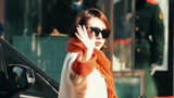 马丽春晚彩排变摩登女郎，穿大衣戴墨镜像走T台，戴围巾超喜庆